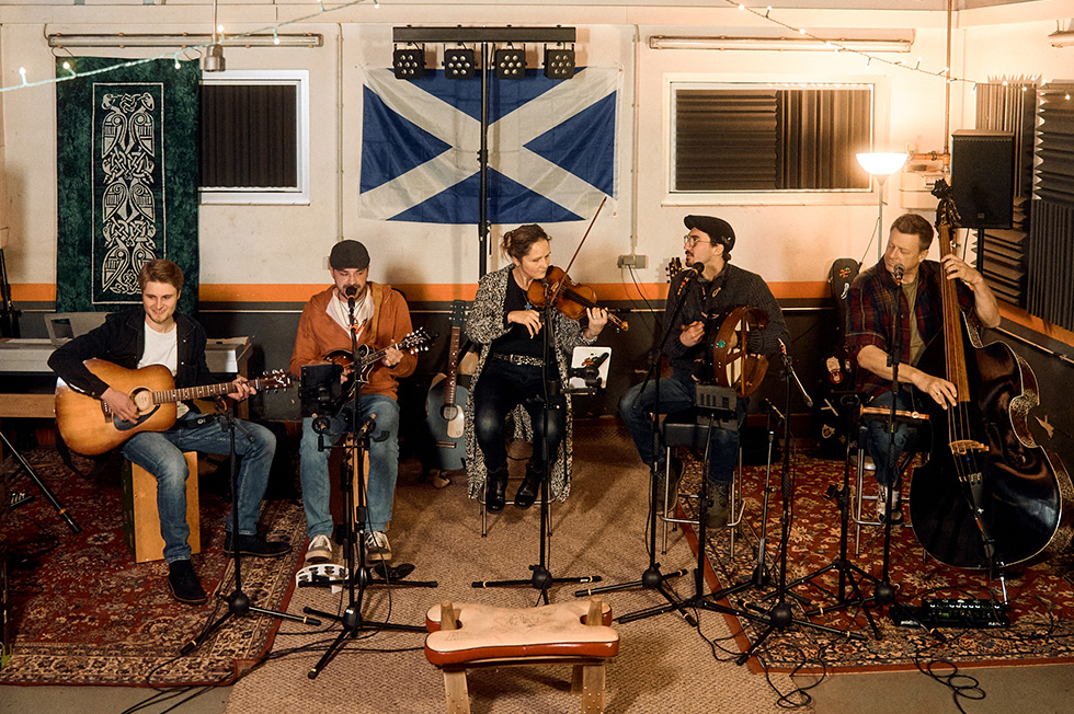 The Gamblin Five in their rehearsal room with t.akustik